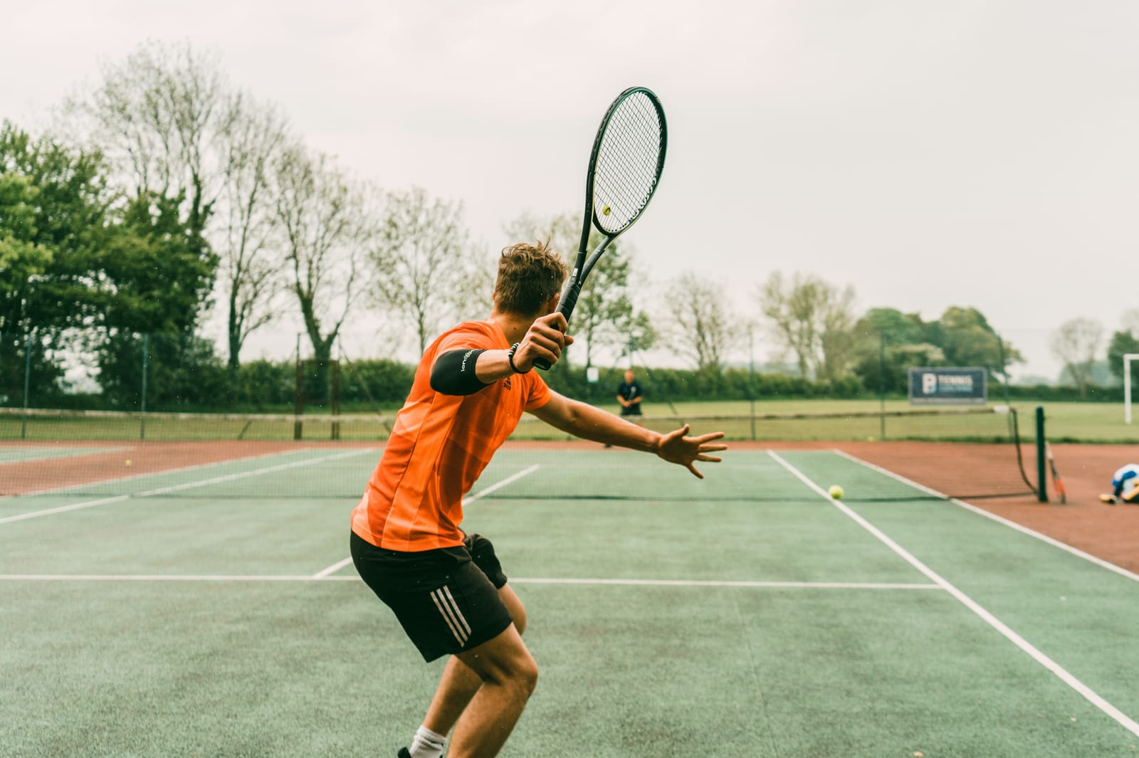 Un joueur au service sur un court