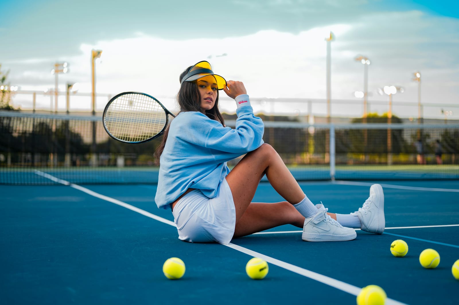 Une joueuse sur un court bleu